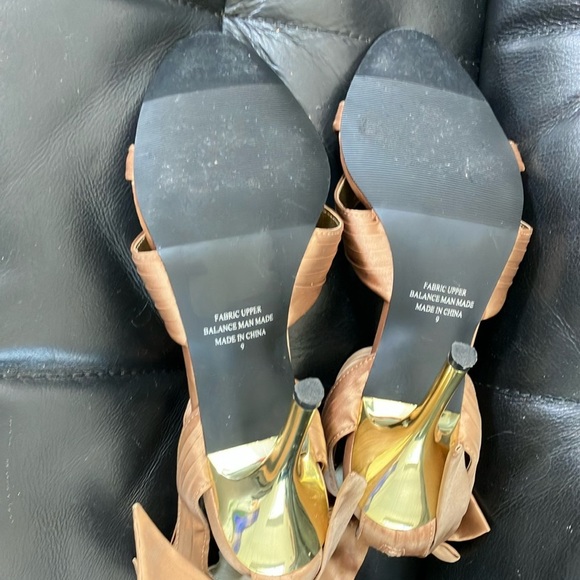 Women’s size 9 Le Château Chic shiny tan golden Stiletto Heels with Ankle Strap - Picture 15 of 16